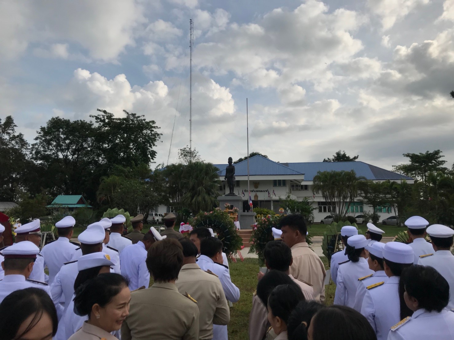 ร่วมพิธีถวายสักการะพระบาทสมเด็จพระจุลจอมเกล้าเจ้าอยู่หัว รัชกาลที่ 5 เนื่องในวันปิยมหาราช